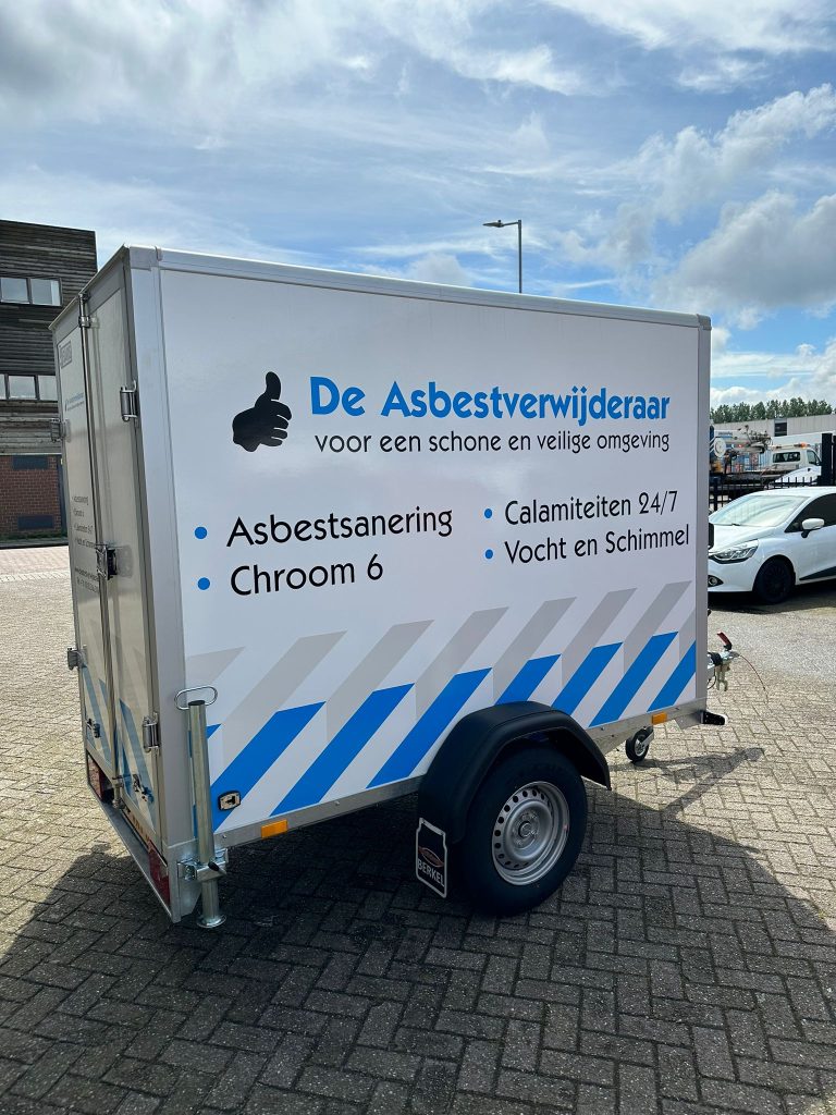 De Asbestverwijderaar BV investeert in nieuwe aanhangers.